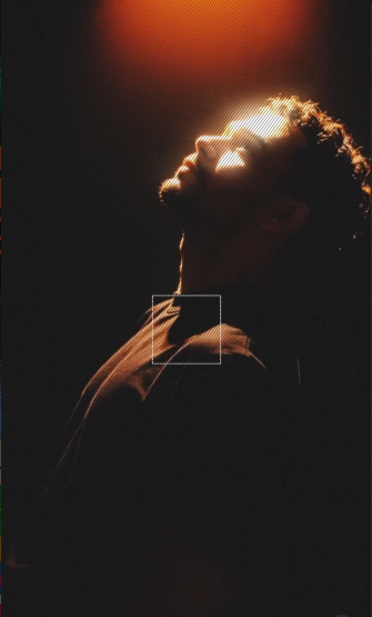 Retrato de Emídio Silva iluminado por uma luz laranja